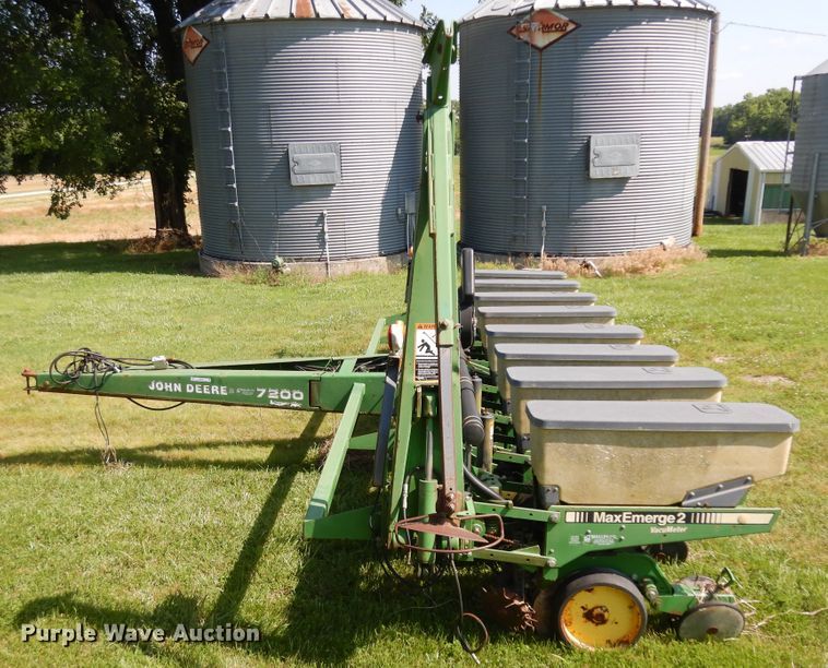 image for item ID9977 John Deere 7200  no-till planter