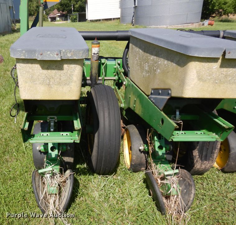 image for item ID9977 John Deere 7200  no-till planter