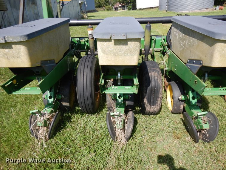 image for item ID9977 John Deere 7200  no-till planter