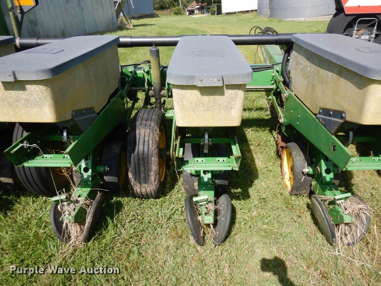image for item ID9977 John Deere 7200  no-till planter