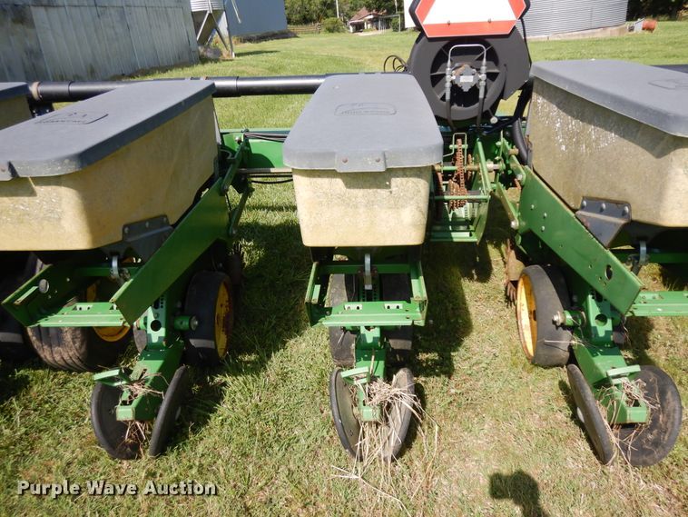 image for item ID9977 John Deere 7200  no-till planter
