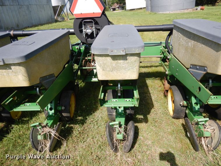 image for item ID9977 John Deere 7200  no-till planter