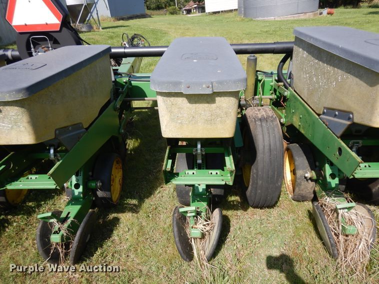 image for item ID9977 John Deere 7200  no-till planter