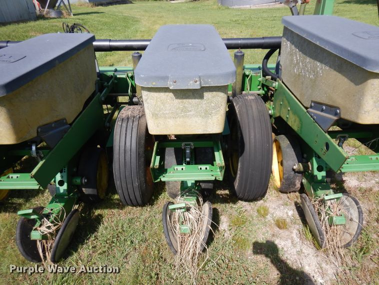 image for item ID9977 John Deere 7200  no-till planter