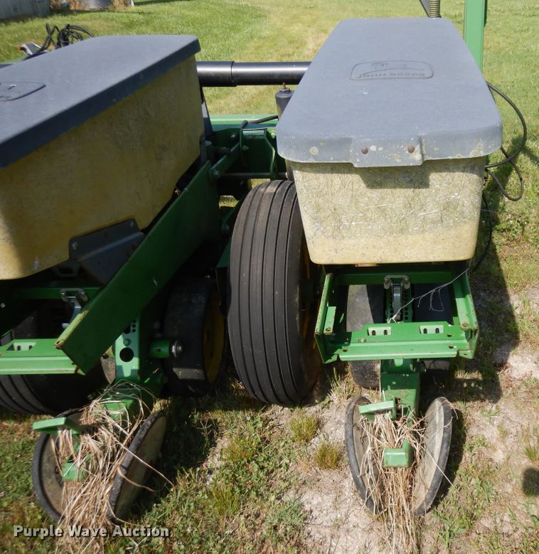 image for item ID9977 John Deere 7200  no-till planter