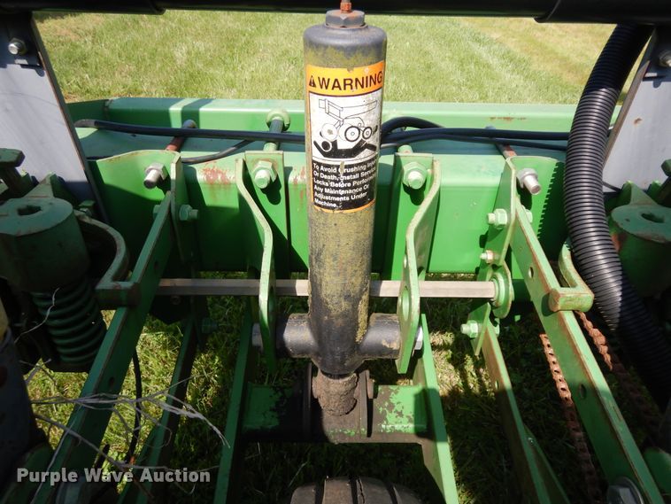 image for item ID9977 John Deere 7200  no-till planter