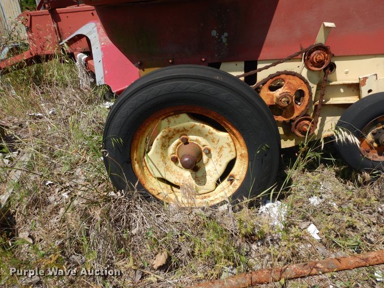image for item ID9981 New Holland Super Hayliner 69  small square baler
