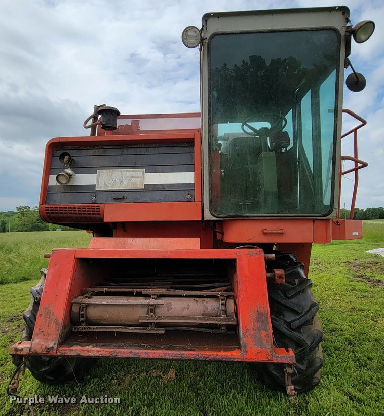 image for item IF9818 Massey Ferguson 550  combine