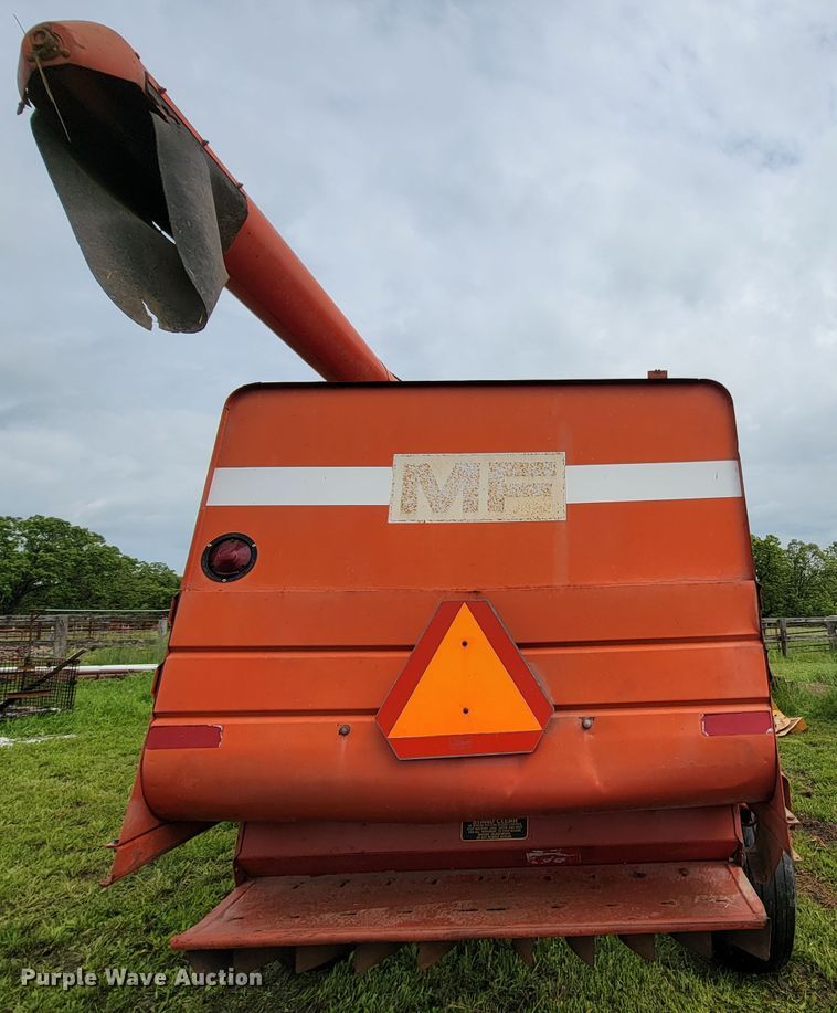 image for item IF9818 Massey Ferguson 550  combine
