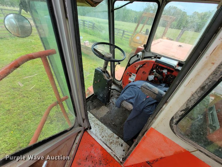 image for item IF9818 Massey Ferguson 550  combine