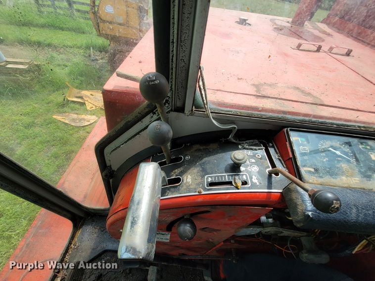 image for item IF9818 Massey Ferguson 550  combine