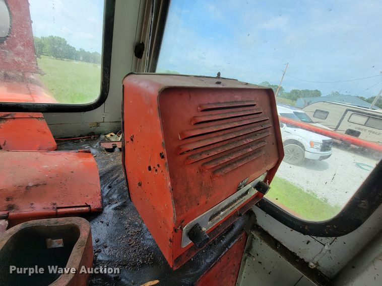 image for item IF9818 Massey Ferguson 550  combine