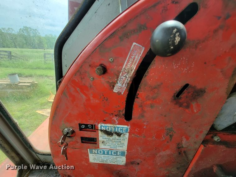 image for item IF9818 Massey Ferguson 550  combine