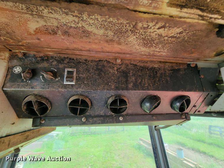 image for item IF9818 Massey Ferguson 550  combine