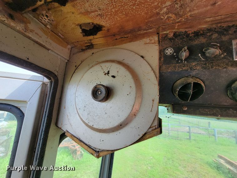 image for item IF9818 Massey Ferguson 550  combine