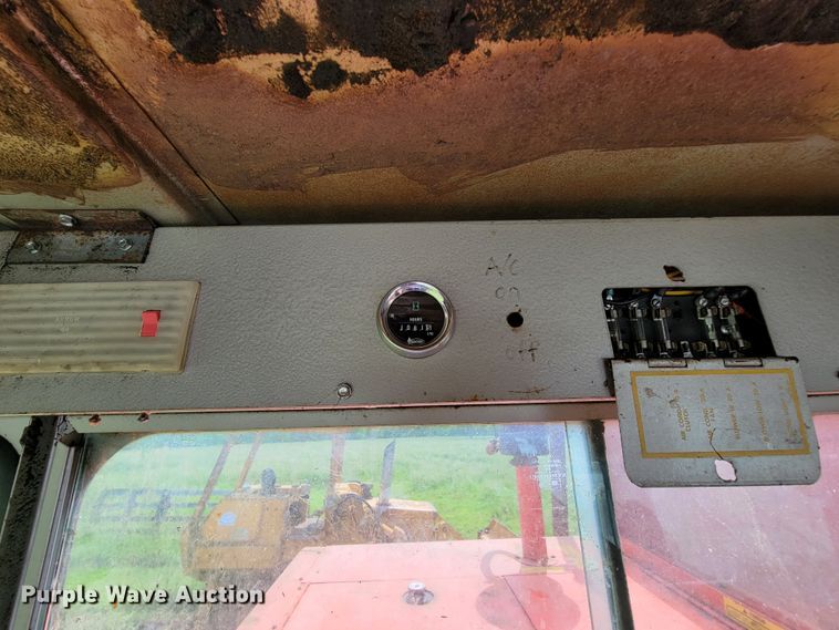 image for item IF9818 Massey Ferguson 550  combine