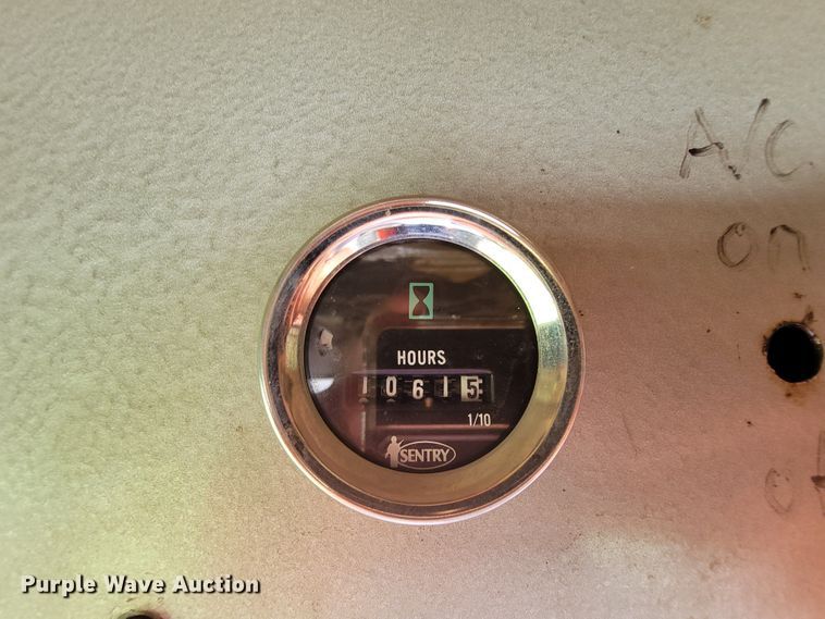 image for item IF9818 Massey Ferguson 550  combine