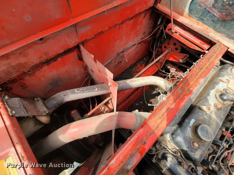 image for item IF9818 Massey Ferguson 550  combine