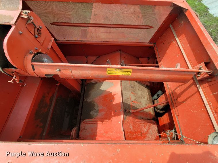 image for item IF9818 Massey Ferguson 550  combine