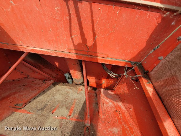 image for item IF9818 Massey Ferguson 550  combine