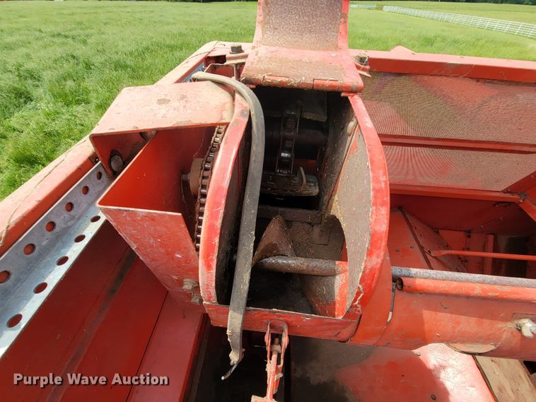 image for item IF9818 Massey Ferguson 550  combine