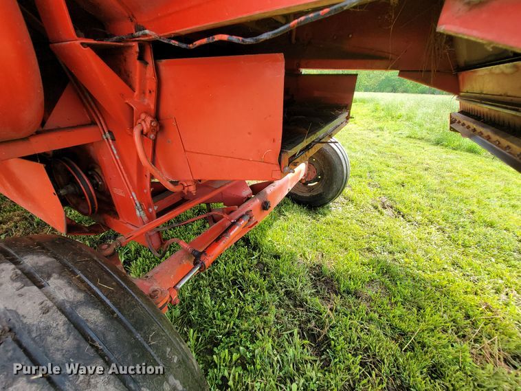 image for item IF9818 Massey Ferguson 550  combine