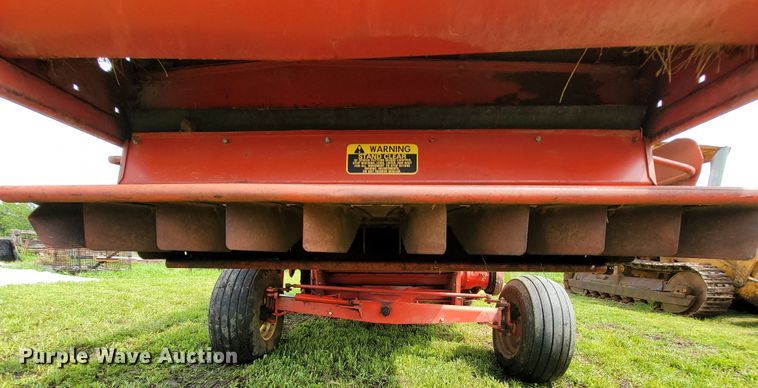 image for item IF9818 Massey Ferguson 550  combine