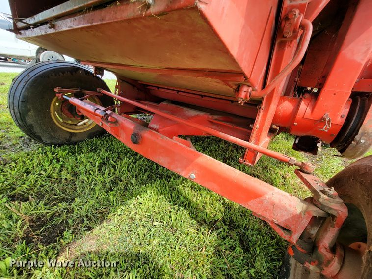 image for item IF9818 Massey Ferguson 550  combine