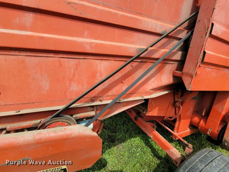 image for item IF9818 Massey Ferguson 550  combine