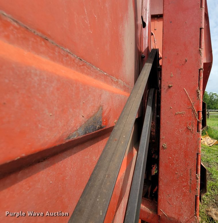image for item IF9818 Massey Ferguson 550  combine