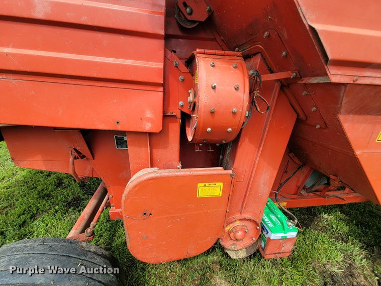 image for item IF9818 Massey Ferguson 550  combine