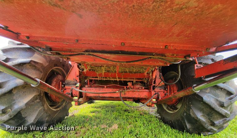 image for item IF9818 Massey Ferguson 550  combine