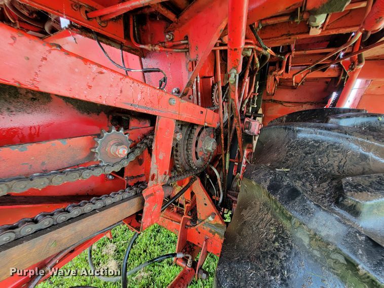 image for item IF9818 Massey Ferguson 550  combine