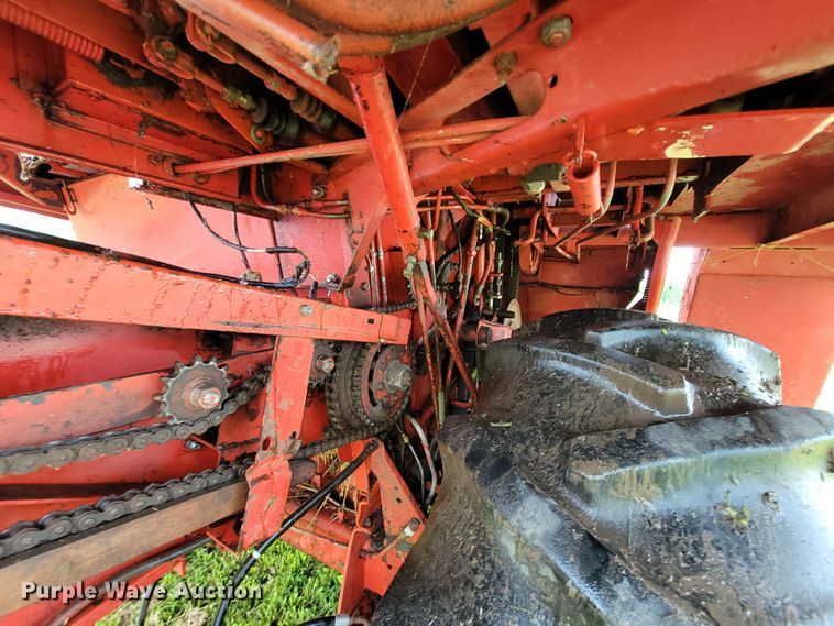 image for item IF9818 Massey Ferguson 550  combine