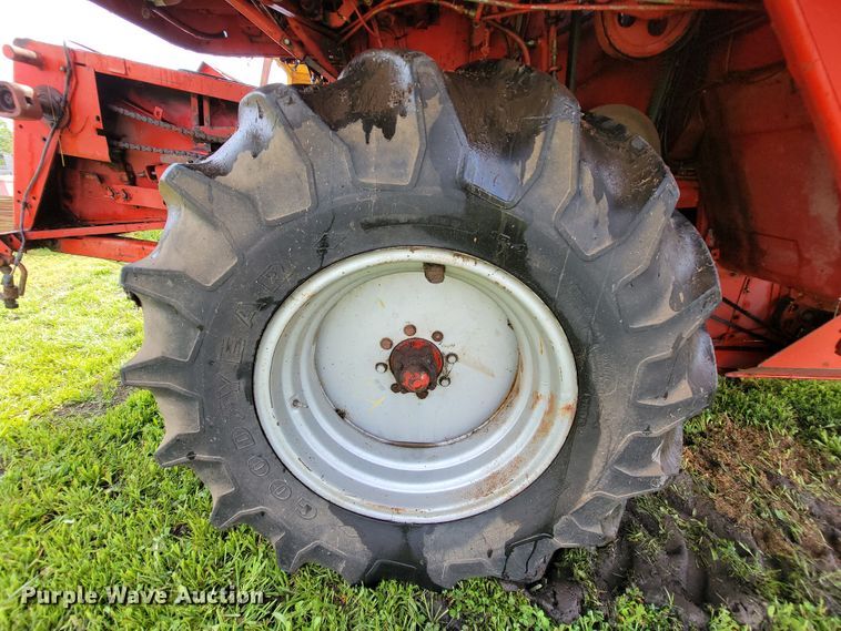 image for item IF9818 Massey Ferguson 550  combine