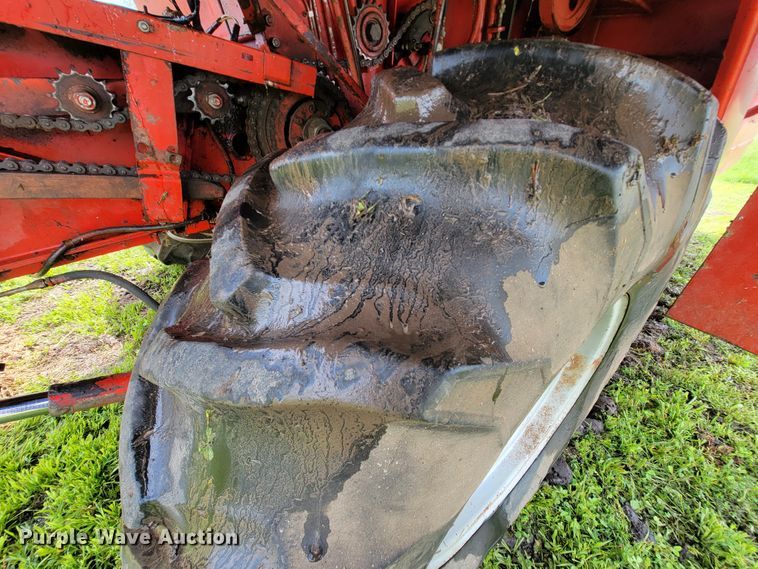 image for item IF9818 Massey Ferguson 550  combine