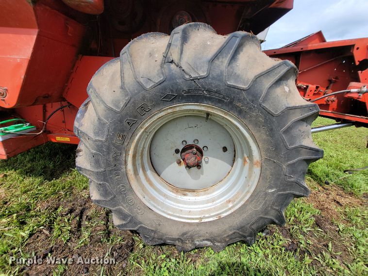image for item IF9818 Massey Ferguson 550  combine