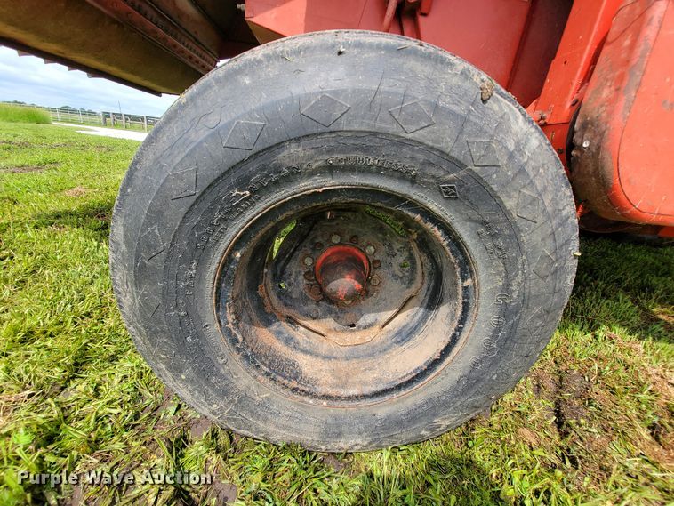 image for item IF9818 Massey Ferguson 550  combine