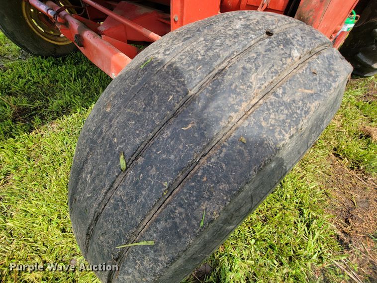 image for item IF9818 Massey Ferguson 550  combine