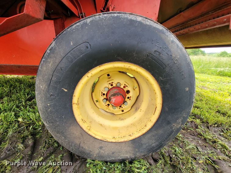 image for item IF9818 Massey Ferguson 550  combine