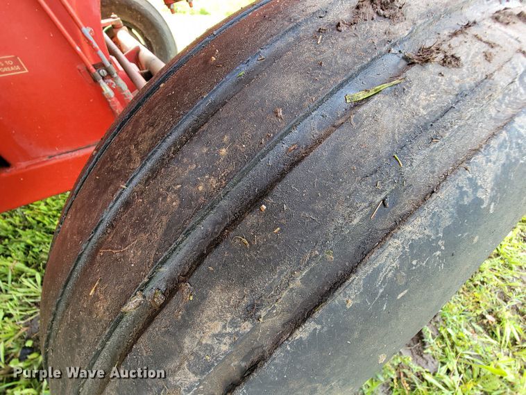 image for item IF9818 Massey Ferguson 550  combine