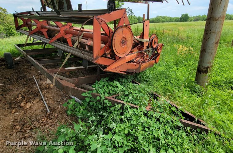 image for item IF9818 Massey Ferguson 550  combine