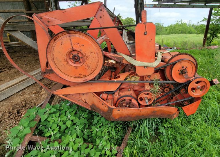 image for item IF9818 Massey Ferguson 550  combine