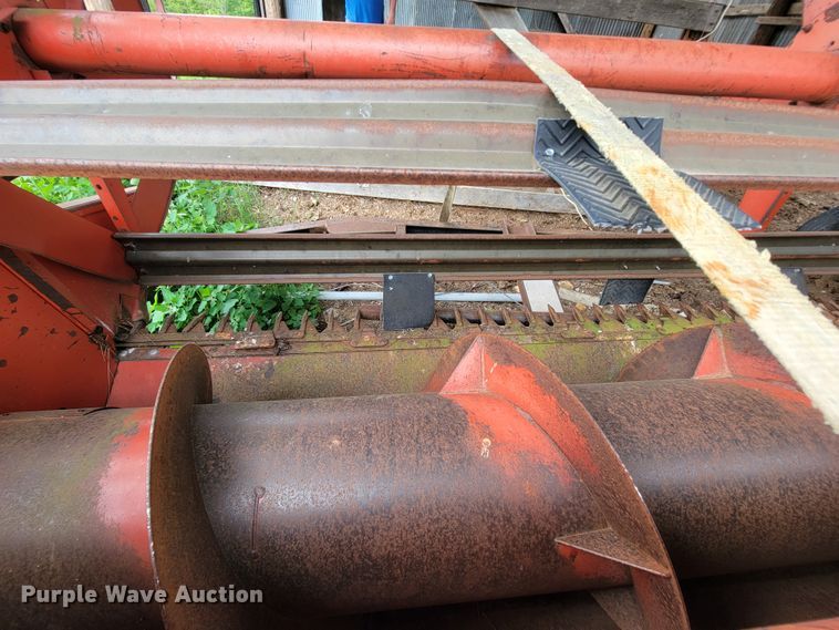 image for item IF9818 Massey Ferguson 550  combine