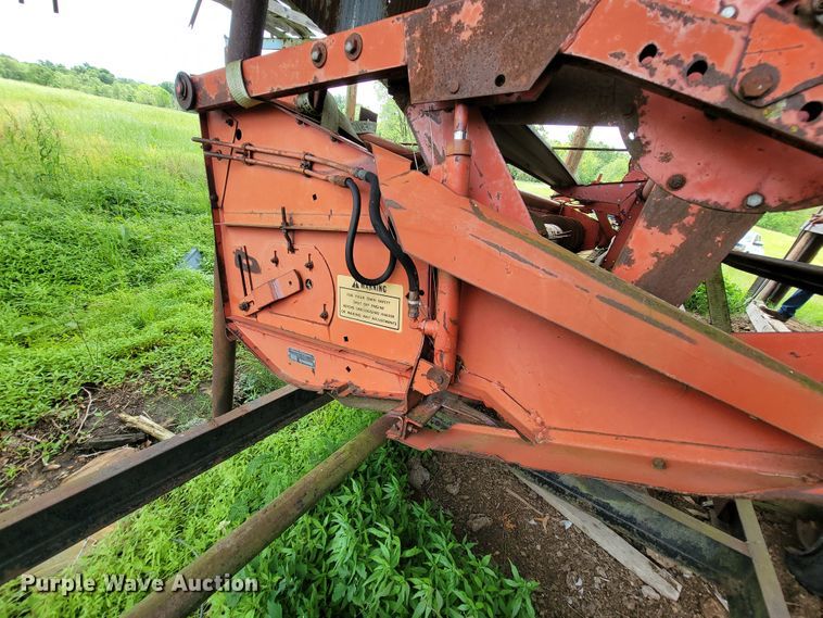 image for item IF9818 Massey Ferguson 550  combine