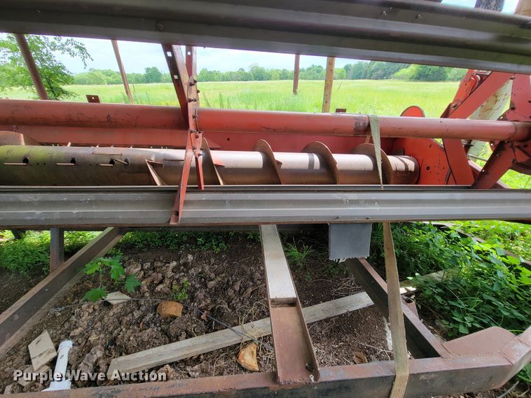 image for item IF9818 Massey Ferguson 550  combine