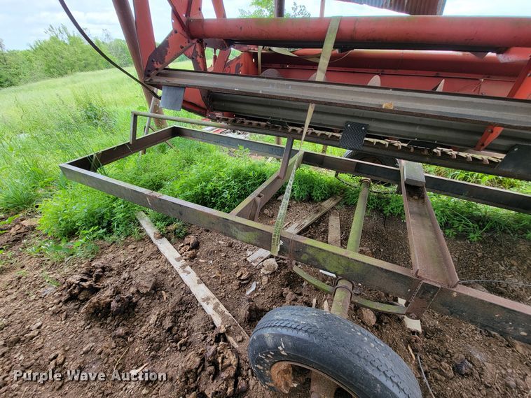 image for item IF9818 Massey Ferguson 550  combine