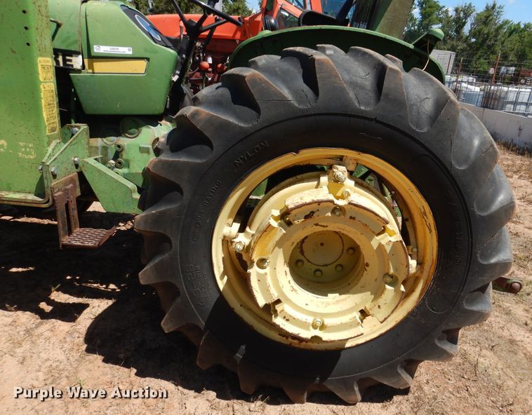 image for item IJ9378 John Deere 2040  tractor