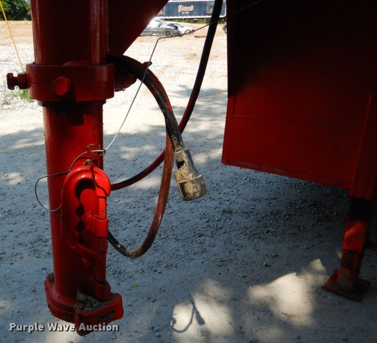 image for item IL9479 1992 Maxwell  livestock trailer