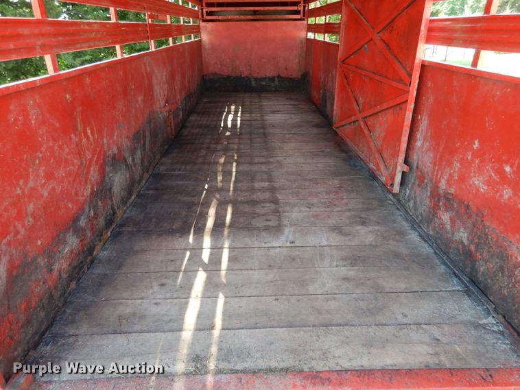 image for item IL9479 1992 Maxwell  livestock trailer